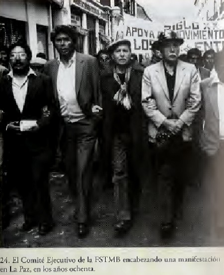 El comité Ejecutivo de la FSTMB encabezando una manifestación en La Paz, en los años ochenta